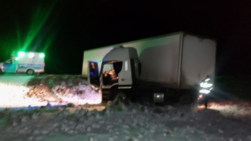 Un camión perdió el control y despistó en la Ruta 3 por nieve y escarcha