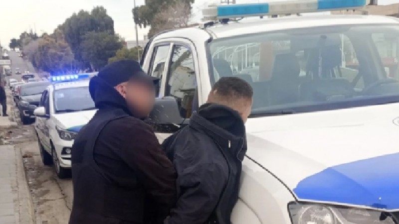 Lo detuvieron por robar buzos en un local de ropa en Av. Rivadavia
