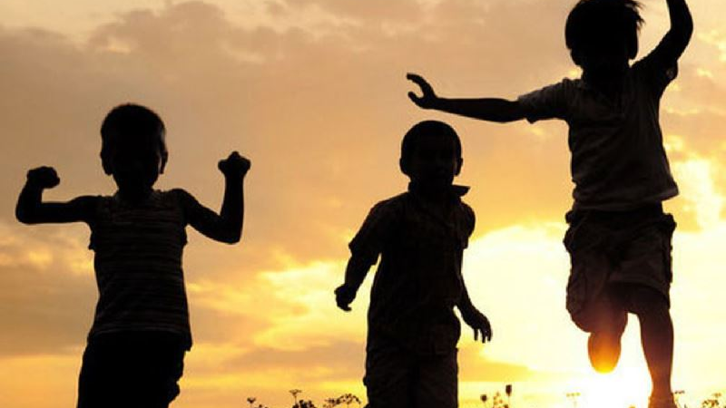 Historia conmovedora: tres hermanitos que pedían no ser separados, fueron adoptados por una familia