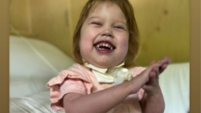 Un milagro para Eka: la nena comodorense es la gran urgencia nacional y hoy hubo un abrazo simbólico