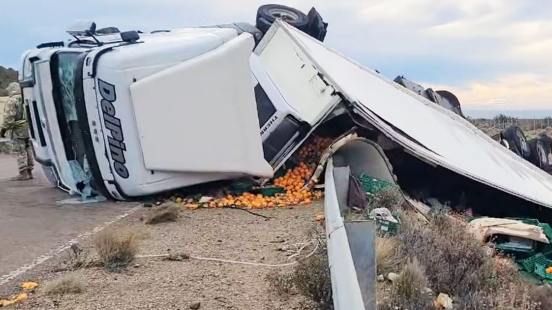 Un camión volcó en Ruta 3 y se desparramaron cientos de kilos de frutas y verduras