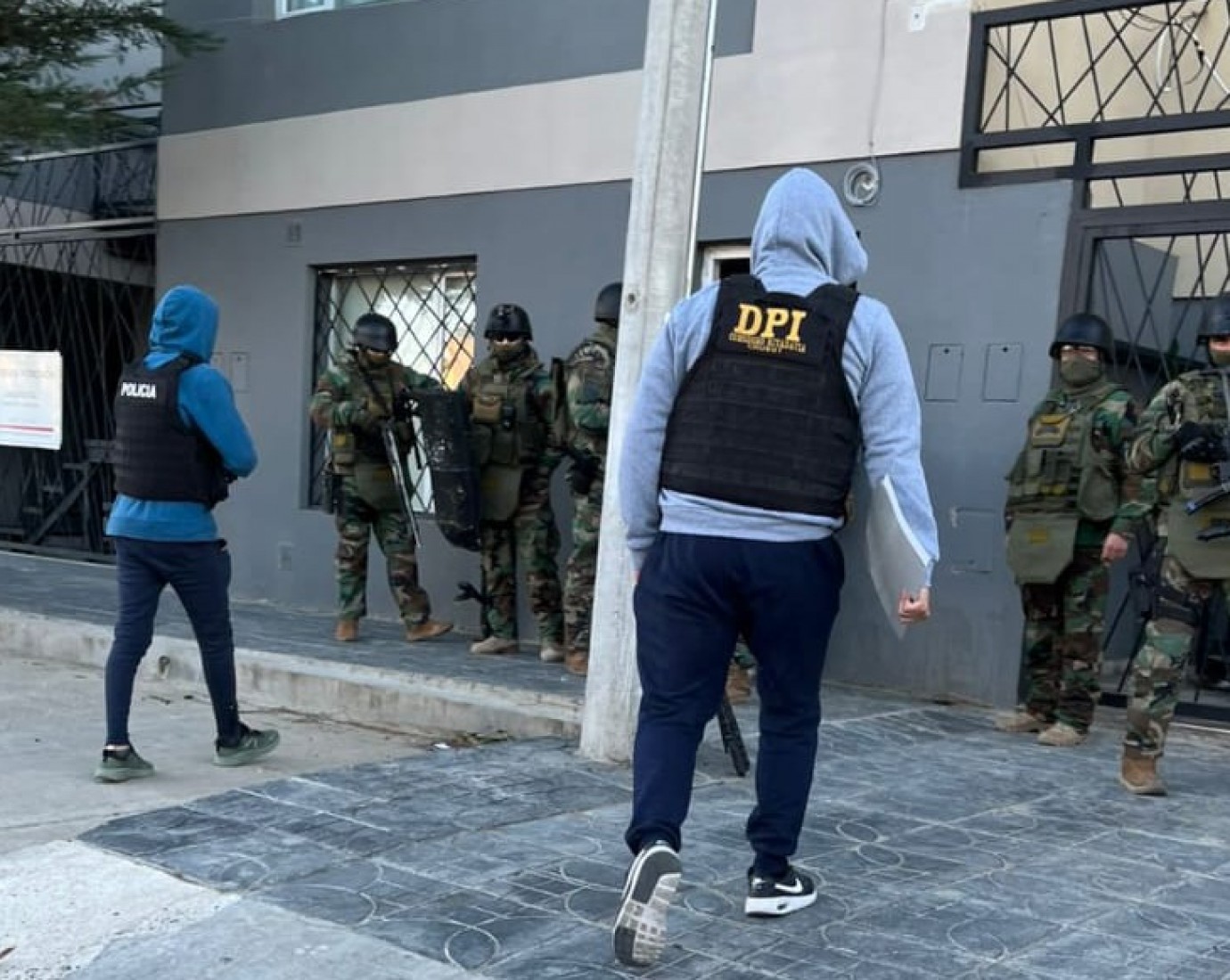 Balaceras reiteradas en distintos barrios de Comodoro y un mismo auto: hay un detenido