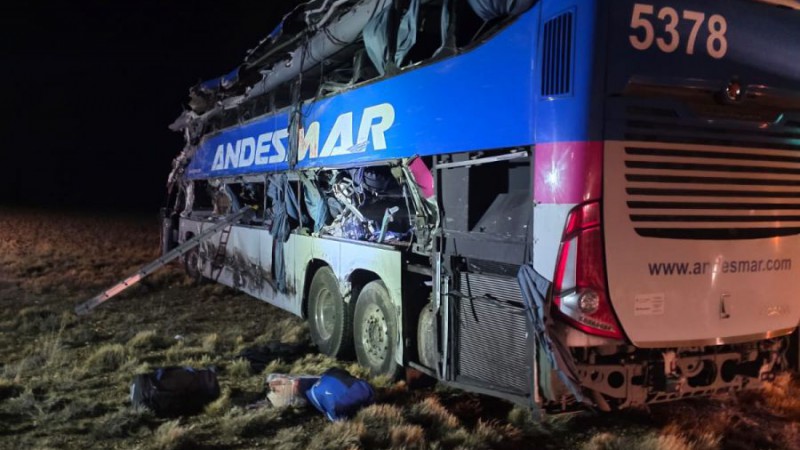 Ya son cuatro los muertos por el choque entre un micro y un camión en la Ruta 3