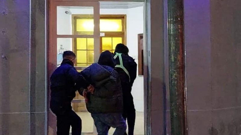 Dos hombres fueron detenidos por intentar robar un auto en plena vía pública