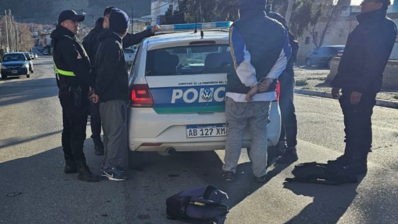 Km. 3: Fue a comprar pan con su hijo de 11 años y lo golpearon brutalmente para sacarle la campera de Boca
