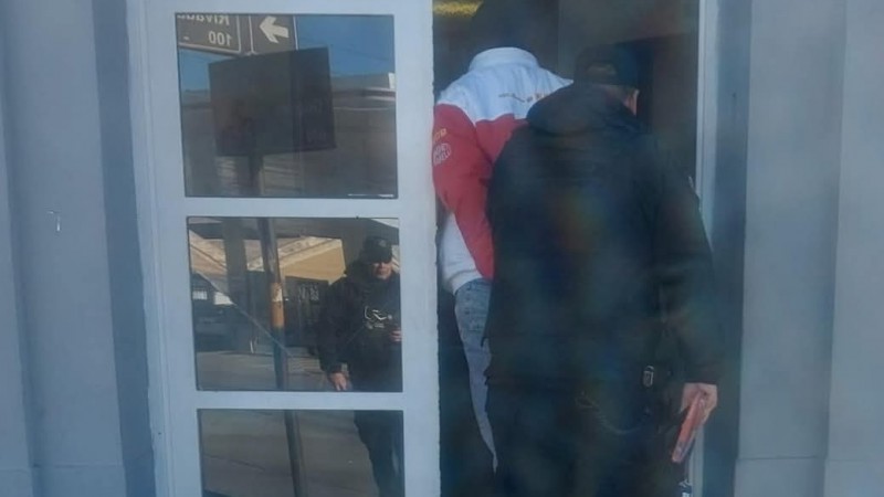 Su ex pareja lo denunció por violar la perimetral y lo detuvieron en una garita de colectivos