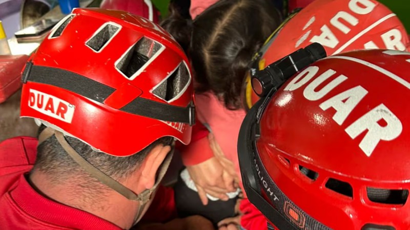 Terror: una niña de dos años quedó atrapada en un secarropas y fue rescatada por los bomberos