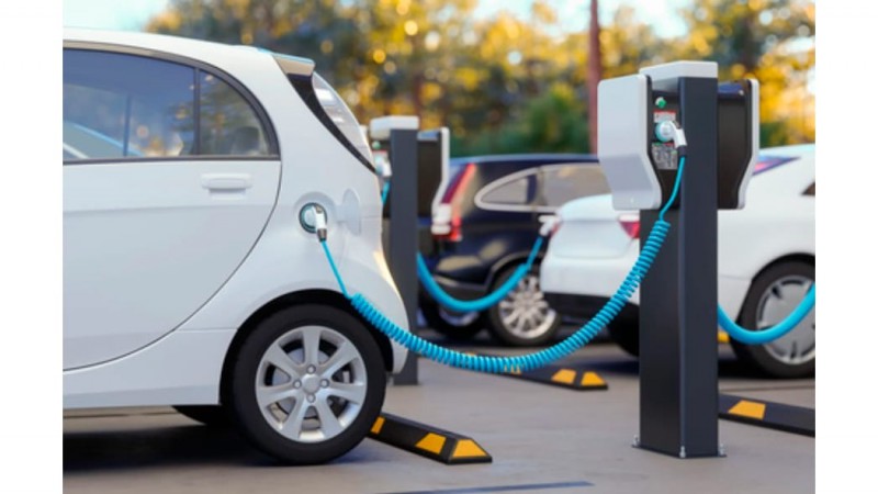 Cachetazo a la industria nacional: el Gobierno abre la puerta a 50 mil autos eléctricos importados sin arancel