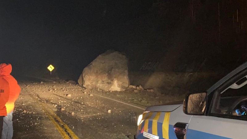Un desprendimiento de roca en la Ruta 40 obligó a desviar el tránsito entre Epuyén y El Hoyo