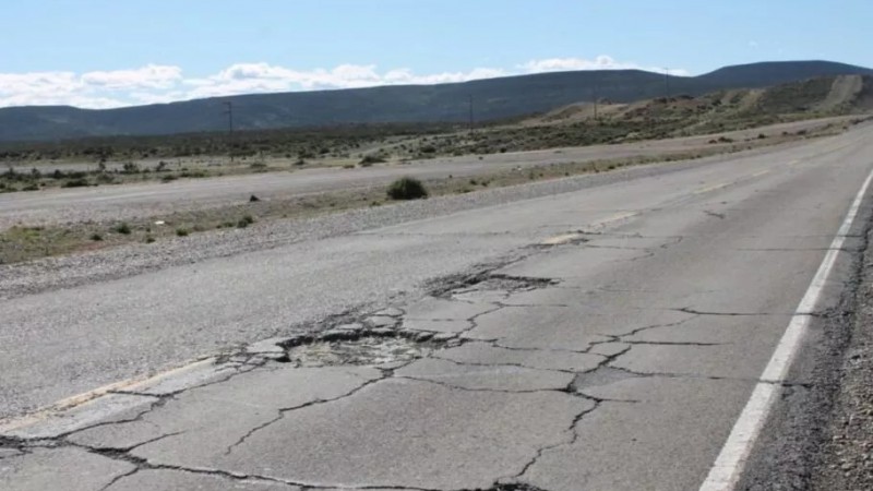 Todas las rutas nacionales en Chubut están habilitadas pero hay desvíos, barro y sectores con baches