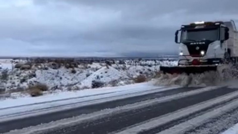 Precaución en Ruta 25: escarcha, nieve y barro complican la circulación