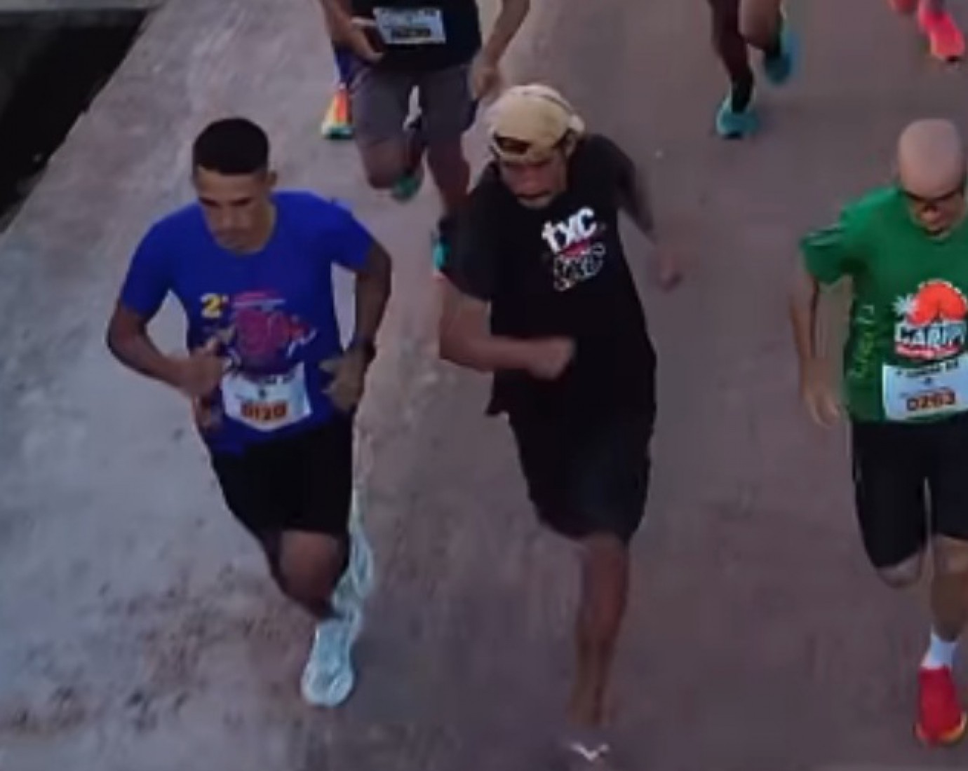 Con chinelas y ebrio se metió en una carrera de 8K y ganó una medalla: el hombre que conmovió a Brasil
