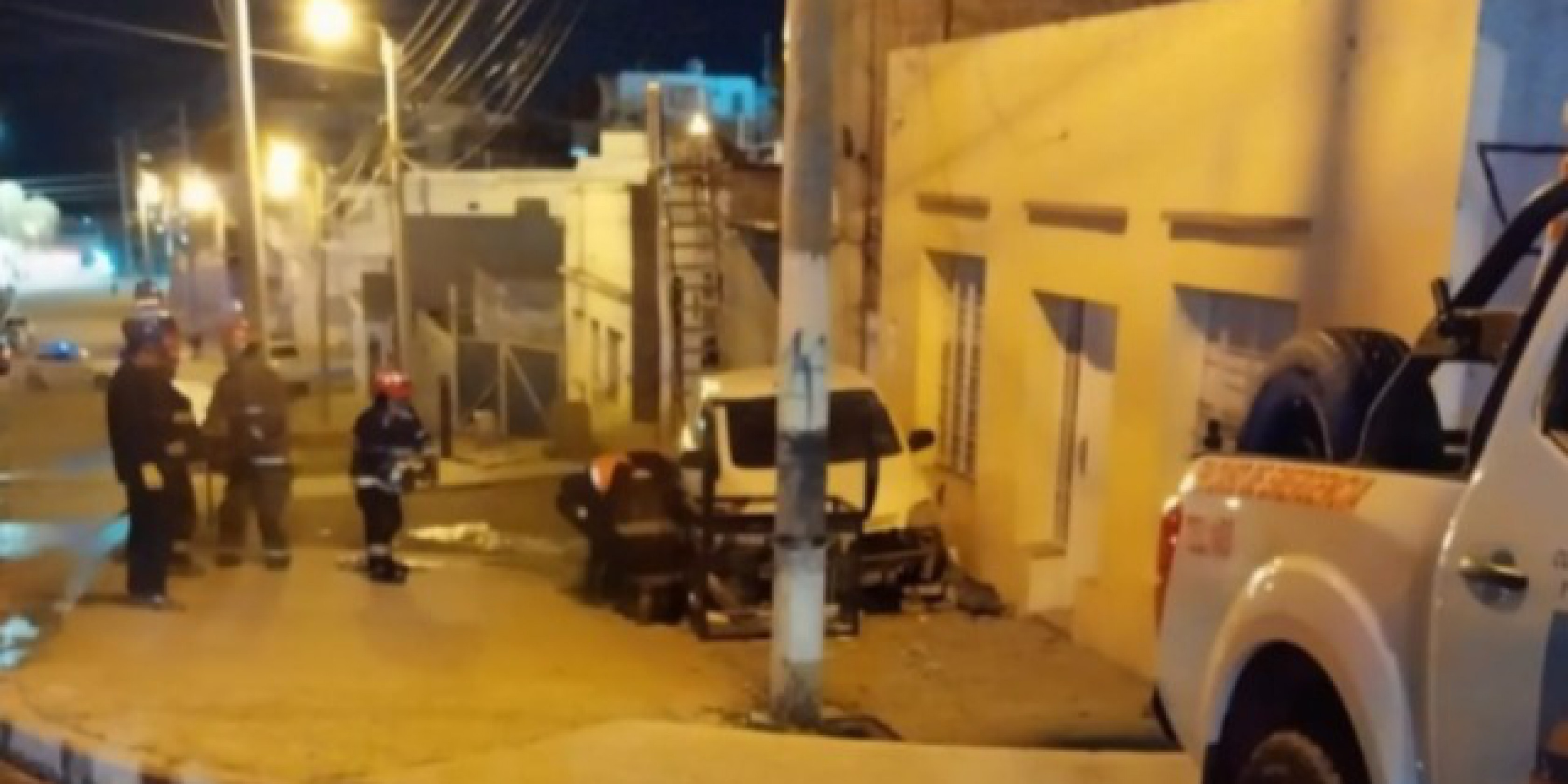 Chocó un nicho de gas con el auto y por la fuga evacuaron a los vecinos