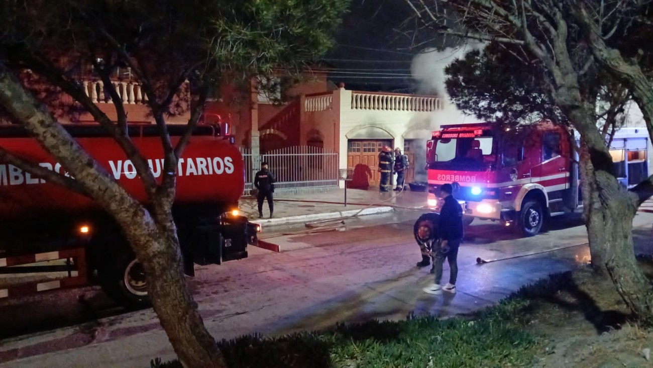 Incendio por un cortocircuito: Una familia quedó atrapada en el balcón y un vecino los ayudó