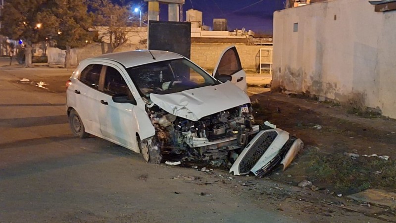 Conductora se quedó dormida, chocó contra una palma de luz y se negó a realizar el test de alcoholemia