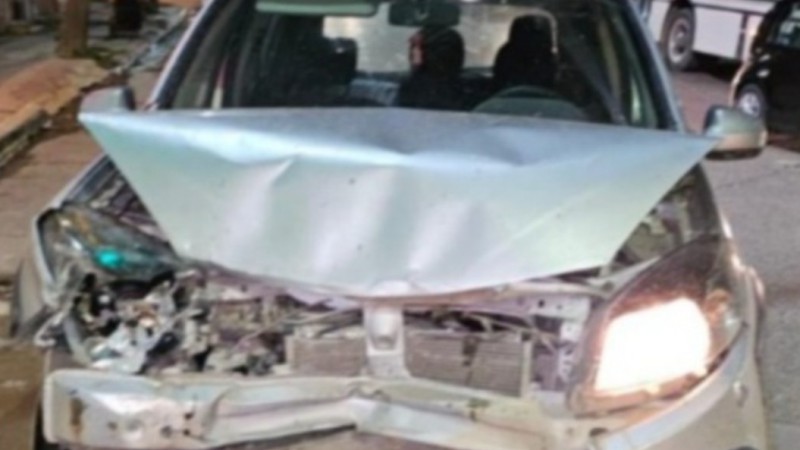 Chocó a una mujer que esperaba el semáforo y escapó en un taxi