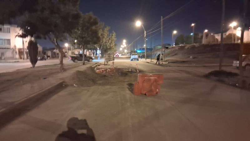 Motociclista sufrió fractura por un bache sin señalizar en Comodoro: "Esto le pudo costar la vida"