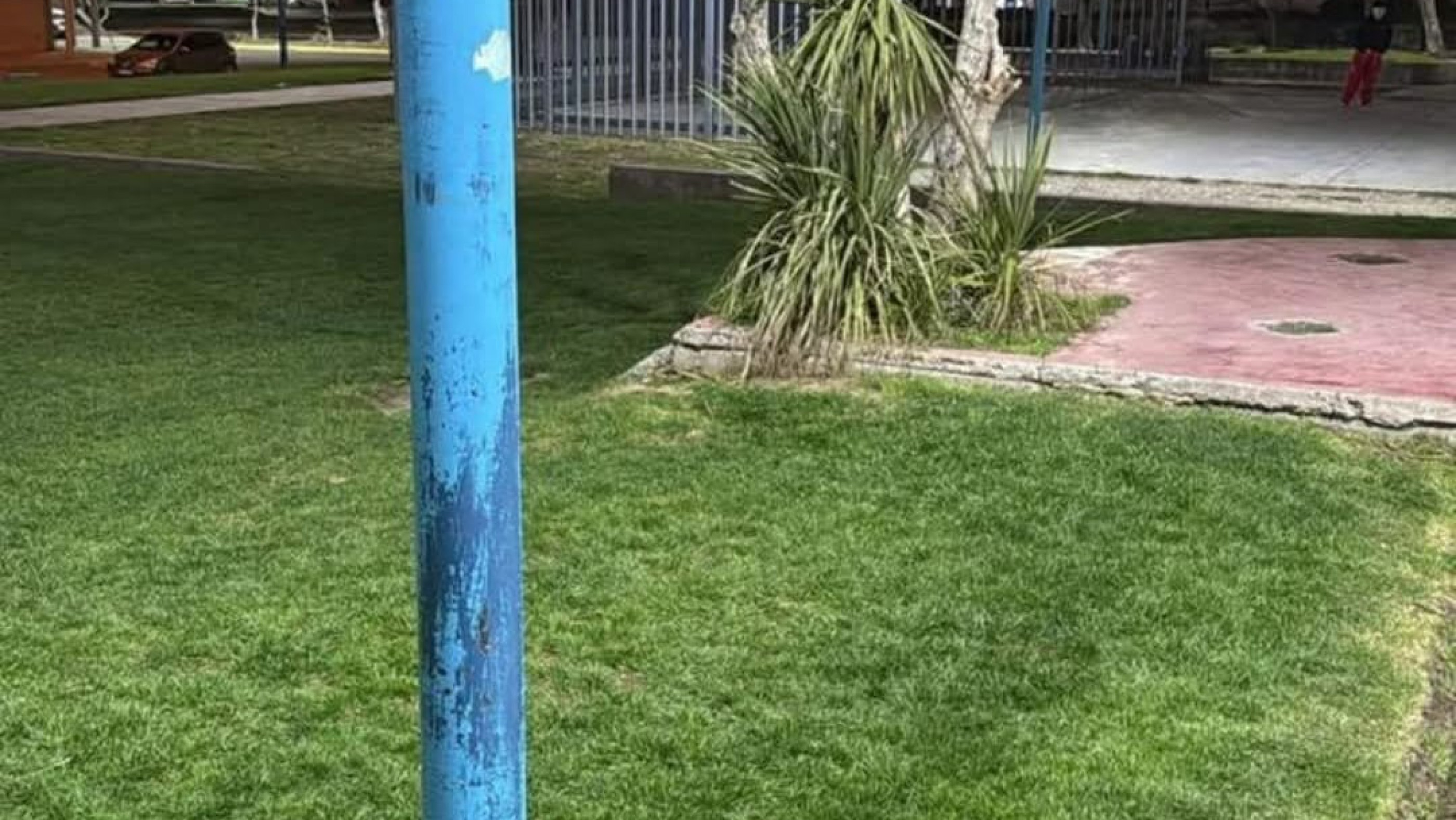 Rada Tilly: una vecina denunció que su hijo sufrió una descarga eléctrica en "la plaza del 8"