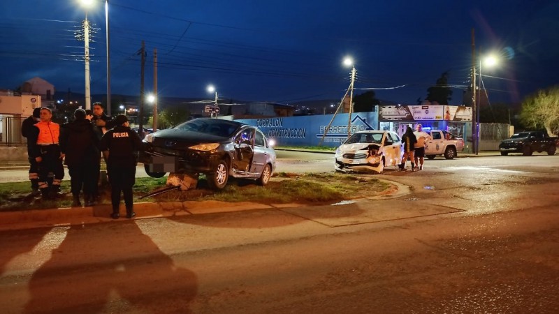 Fuerte choque entre dos autos en avenida Kennedy