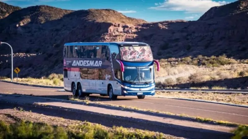 Un pasajero discutió con los choferes y lo abandonaron en la ruta