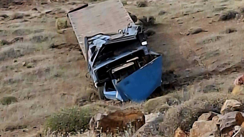 Un camión cayó 40 metros y el chofer sobrevivió
