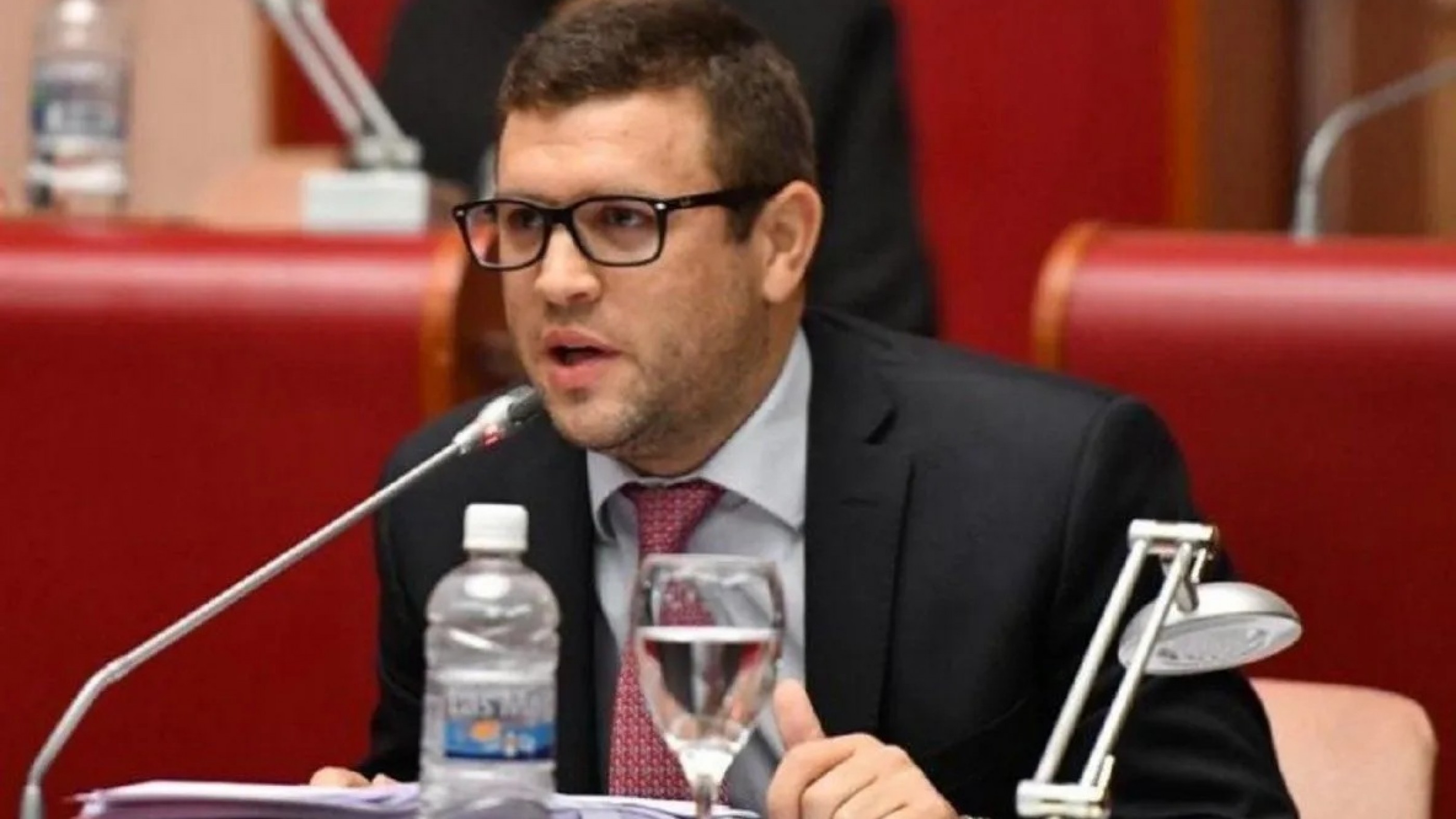 "Se largaron de la ventana al precipicio": Pais cruzó al Gobierno por la nueva deuda de Chubut