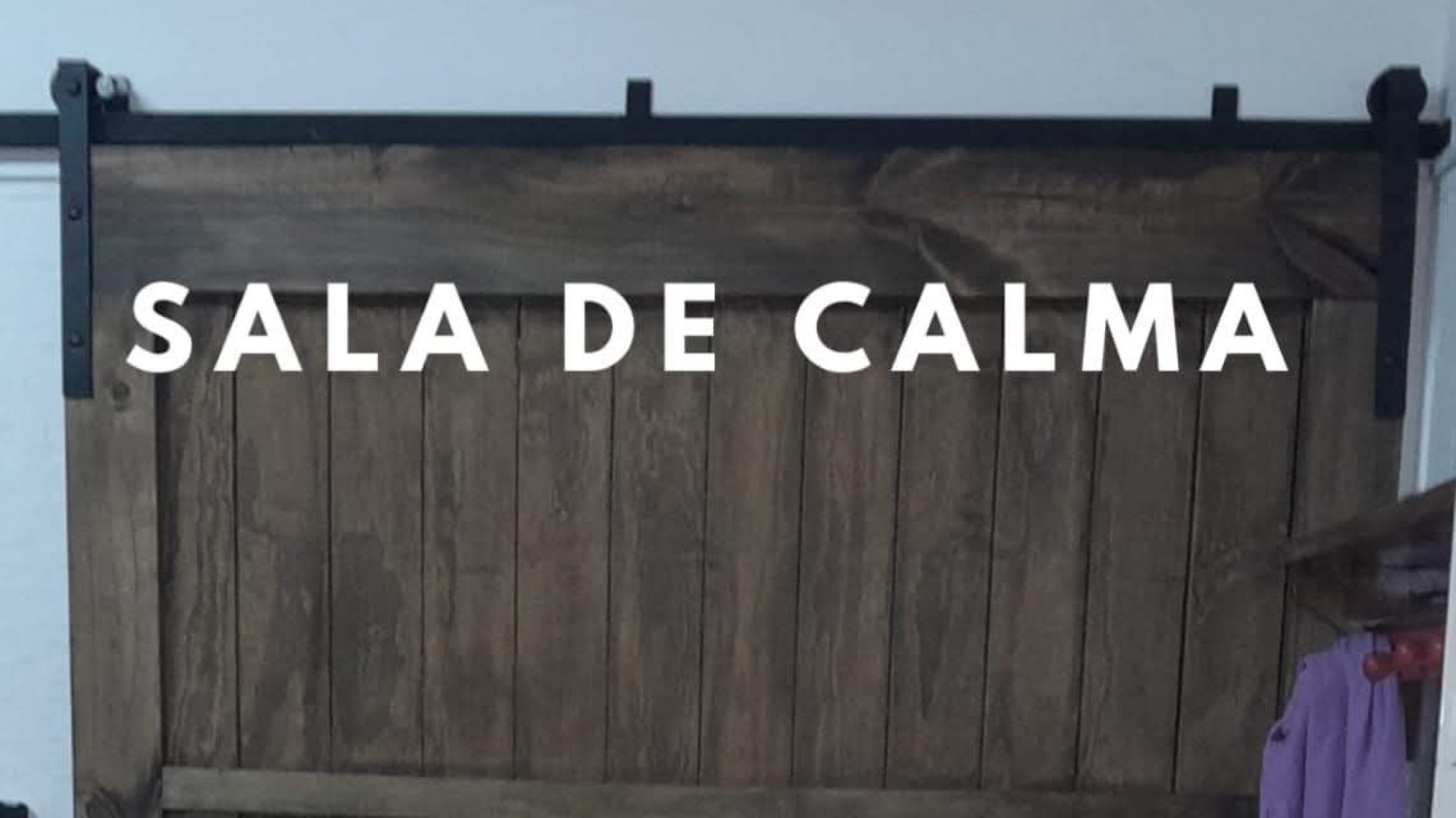 Rada Tilly: la Escuela 718 avanza con su Sala de Calma y pide un sillón y un baúl para completarla