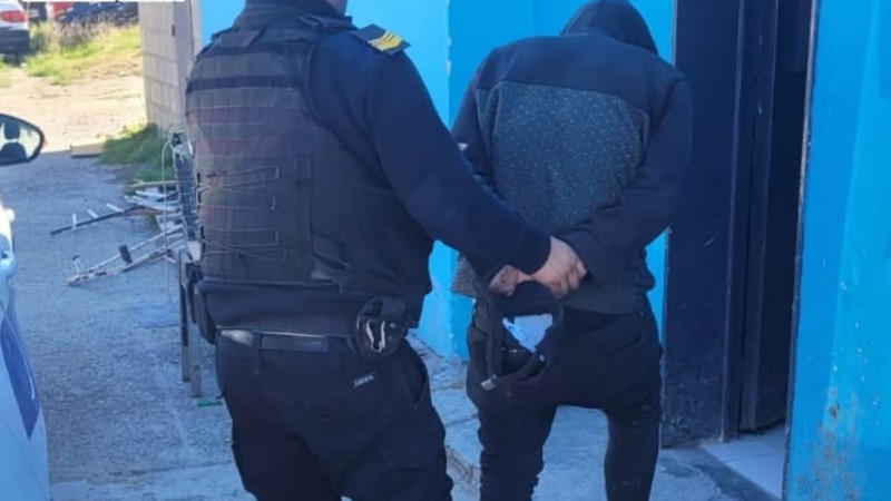 Atrapado en el acto: lo encontró robando en su casa y terminó detenido en el barrio Quirno Costa