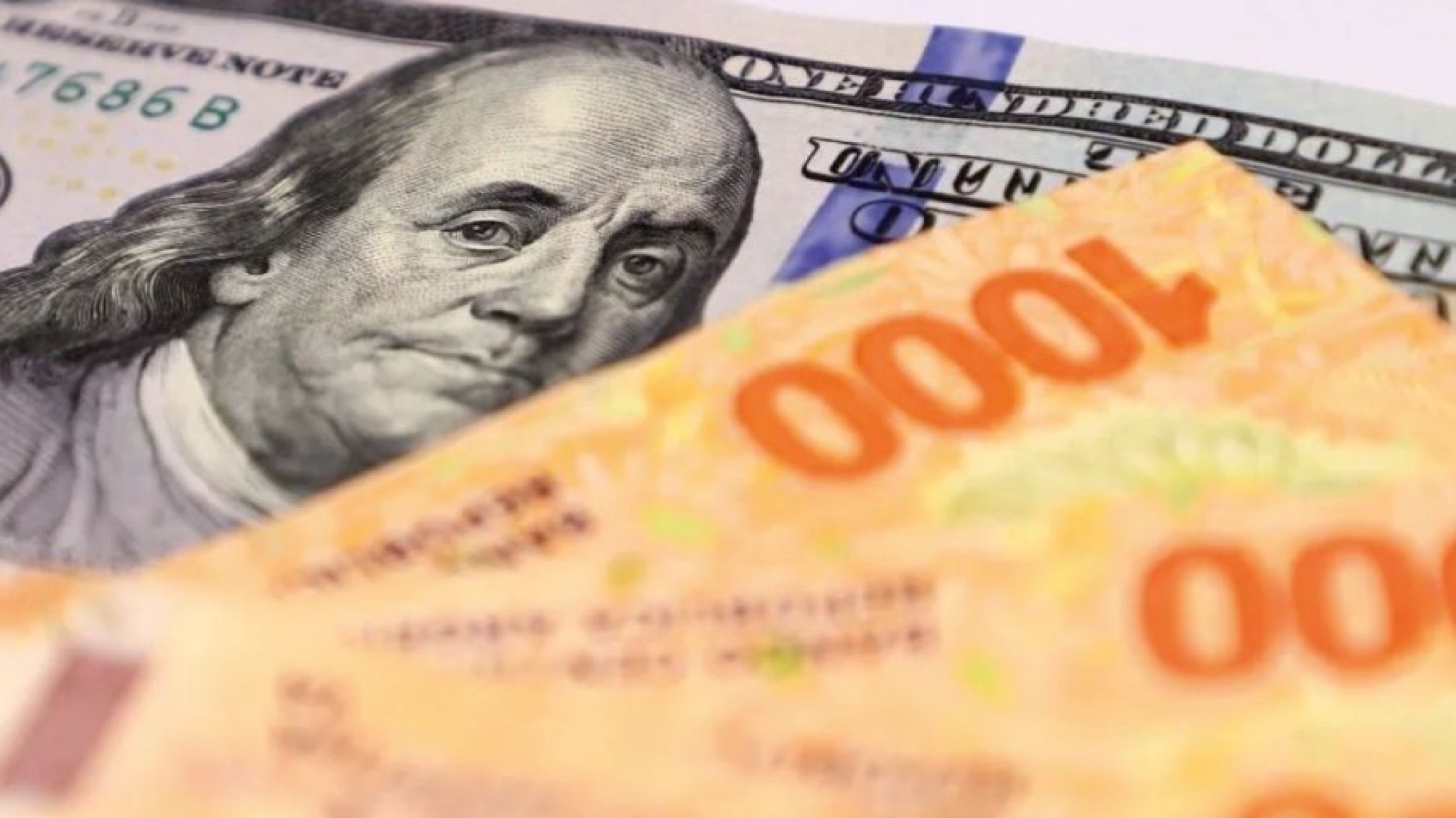 El BCRA reactiva una restricción en la compra de dólares para frenar la fuga por la "brecha" cambiaria