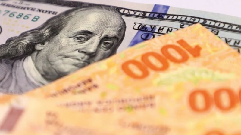 El BCRA reactiva una restricción en la compra de dólares para frenar la fuga por la "brecha" cambiaria