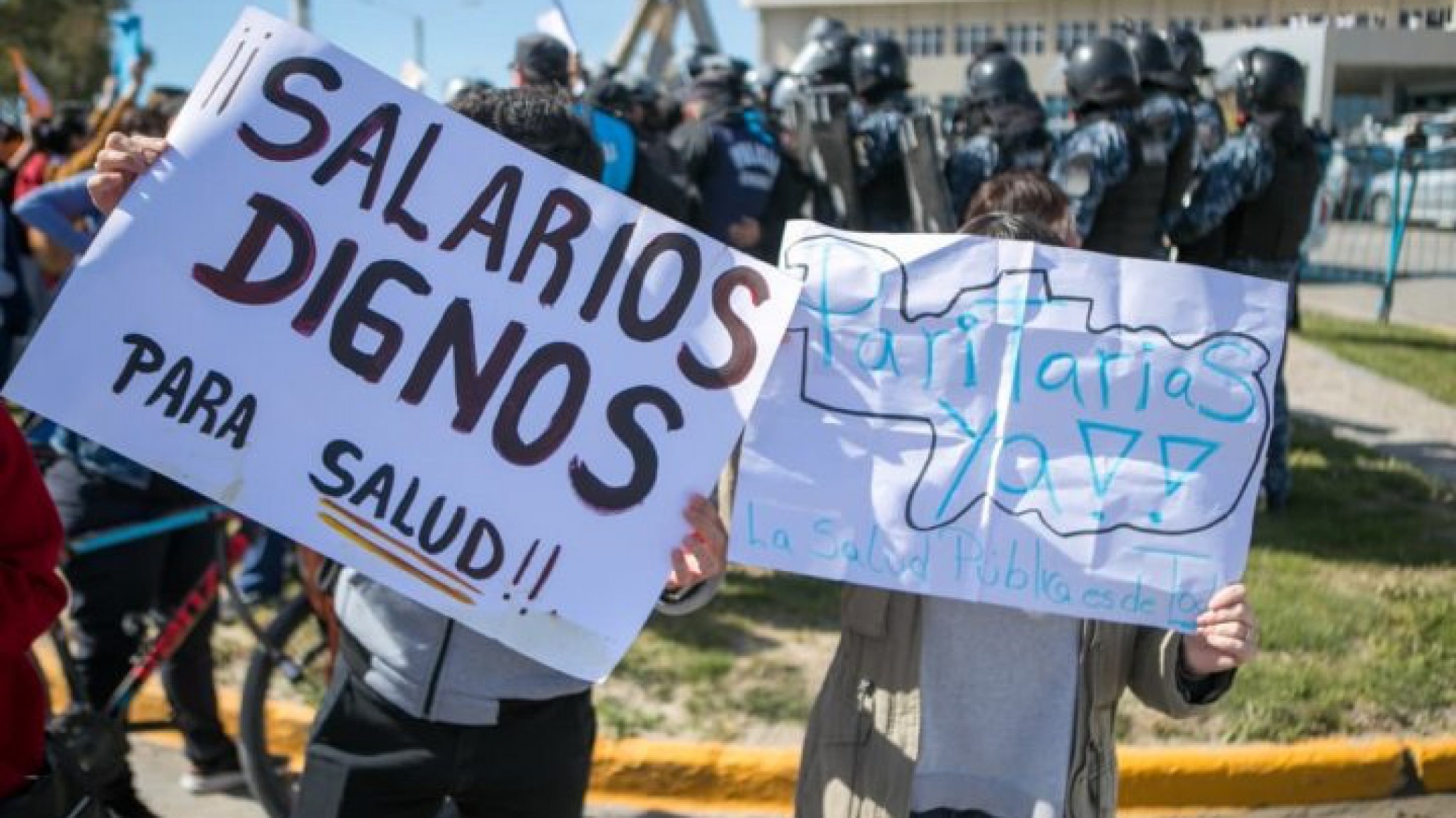 Represión en Puerto Madryn: "Nos empujaron, nos tiraron a la calle y después nos tiraron gas"