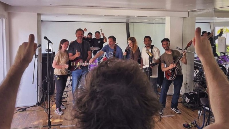 Pese al mal momento del gobierno, Milei ensaya para cantar con su banda