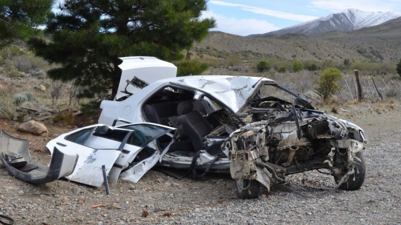 Fuerte accidente en Esquel: un auto chocó contra un árbol y tres jóvenes fueron derivados al hospital