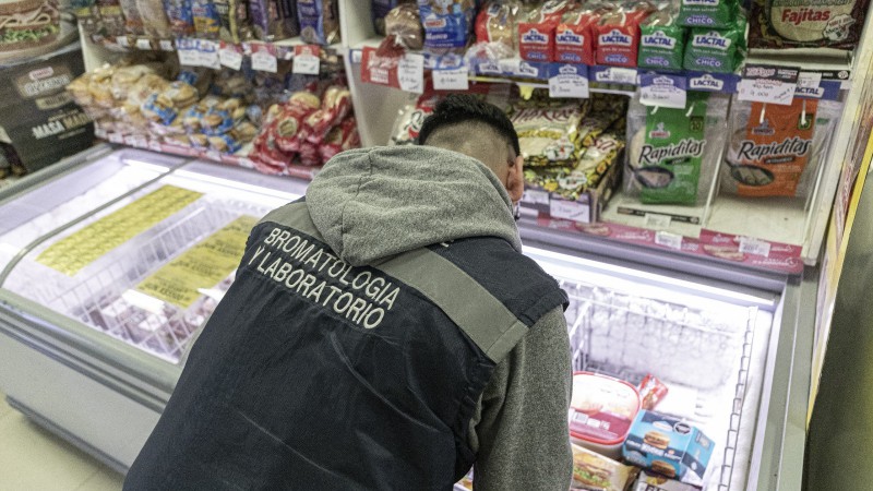 Detectaron numerosas irregularidades en un supermercado de barrio San Cayetano