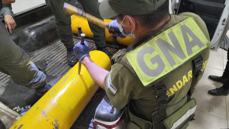 Viaje interrumpido en Ruta 40: Tío y sobrino detenidos con 86 kilos de cocaína en tubos de GNC