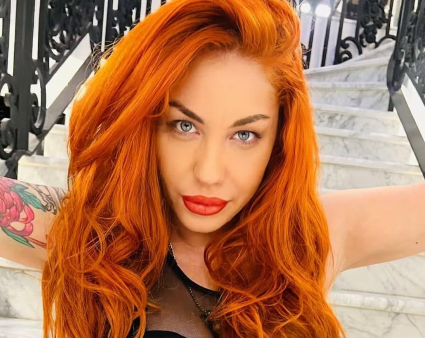 Lourdes Fernández dejó el hospital acompañada de una amiga: "No está mal, pero tampoco bien"