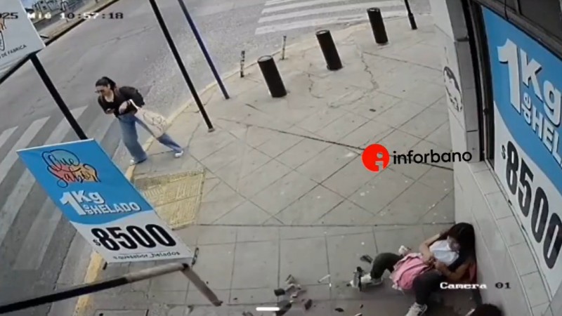 Horror en Buenos Aires: un auto sin frenos atropelló a dos niñas que esperaban el colectivo