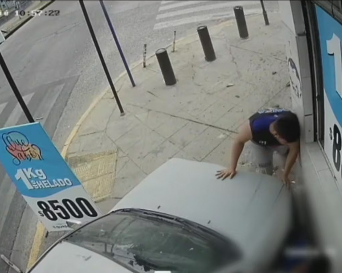 Una madre y sus dos hijos fueron atropellados: el auto se subió a la vereda