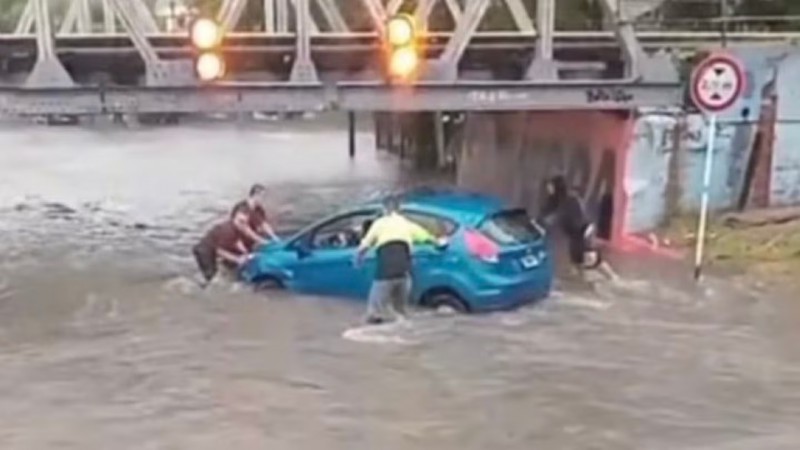 Un temporal paraliza Buenos Aires con más de 100 mm de lluvia en horas: sin luz y suspensión actividades