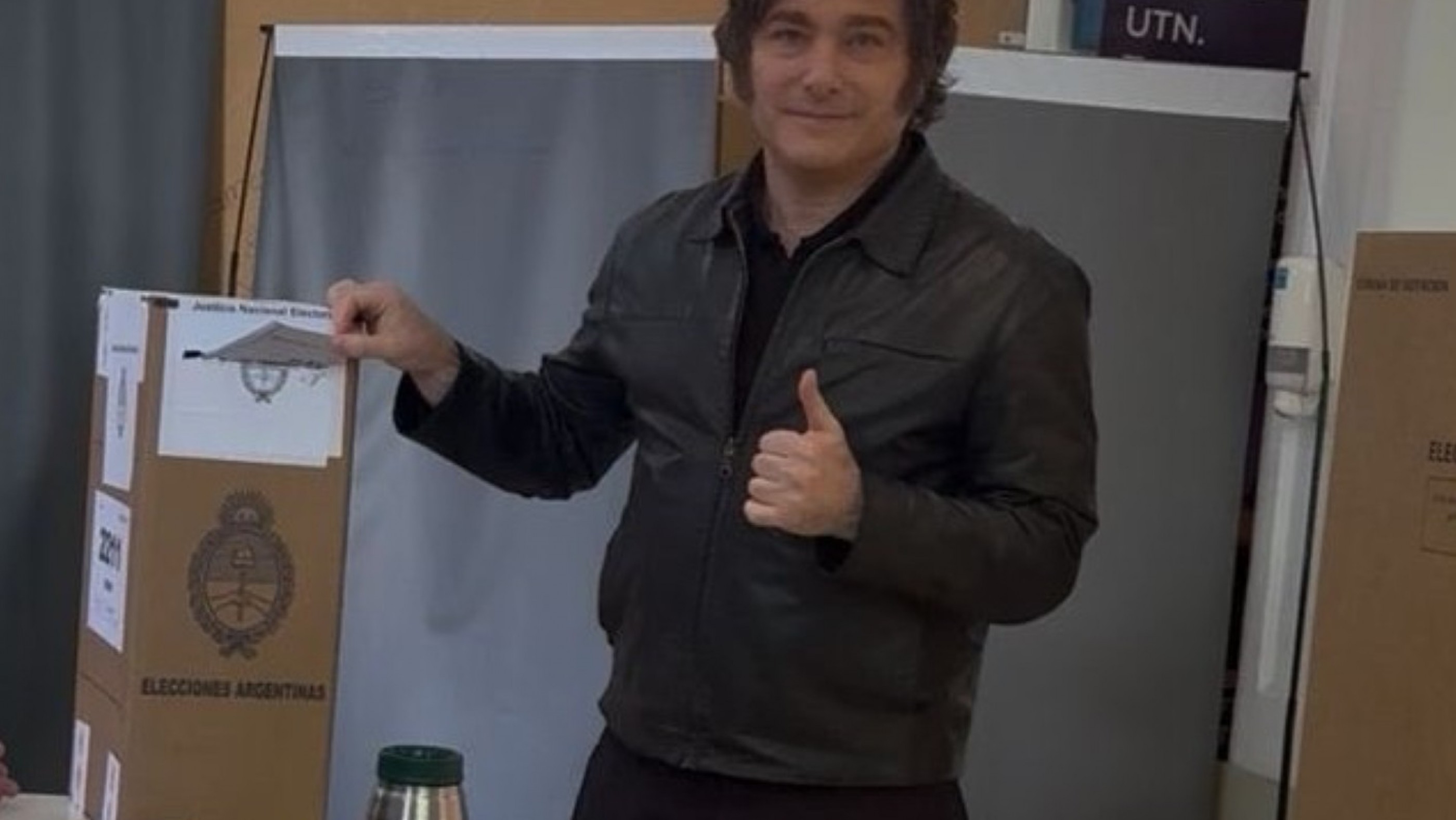 Javier Milei votó junto a Karina y no dio declaraciones