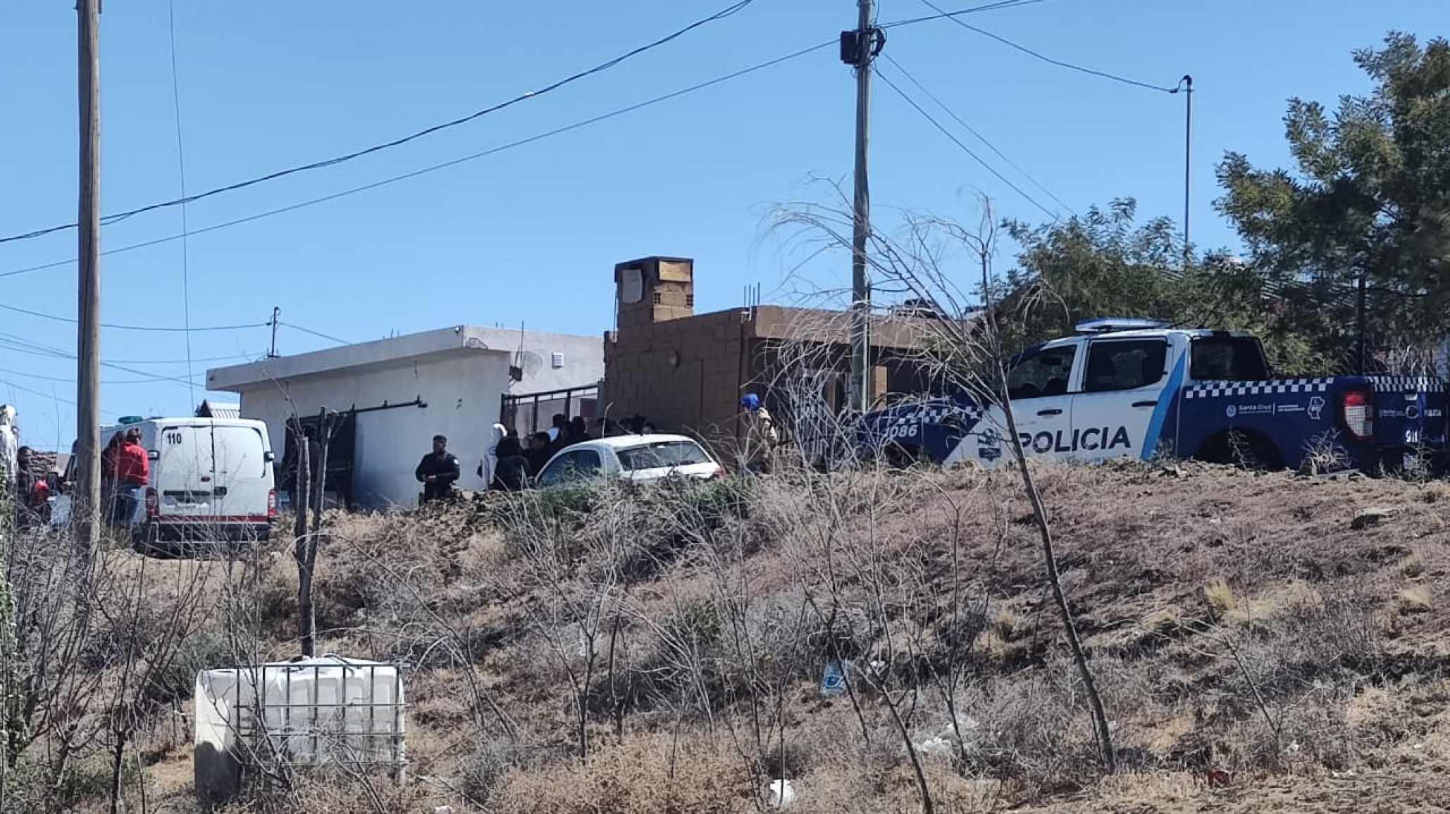 Conmoción en Caleta Olivia: habrían encontrado muertos a una mujer y su bebé en una vivienda