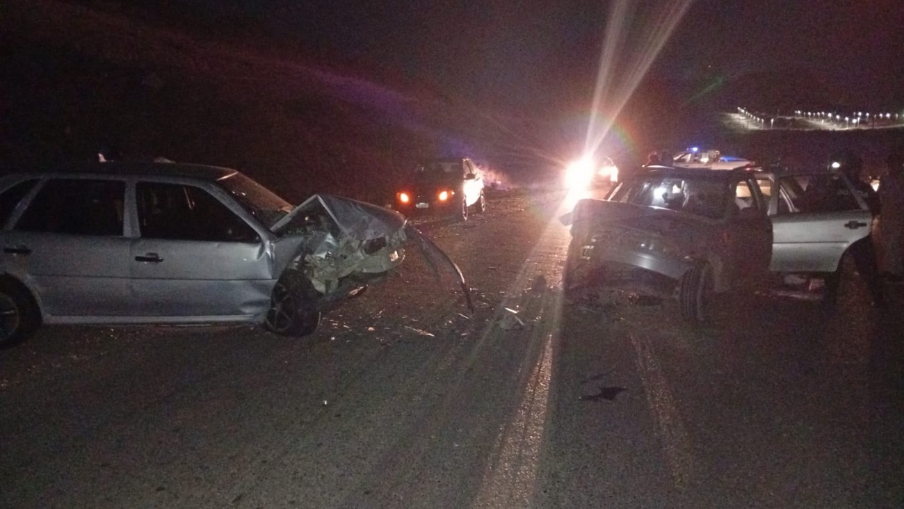 Choque frontal entre dos autos dejó varios heridos en camino Roque González