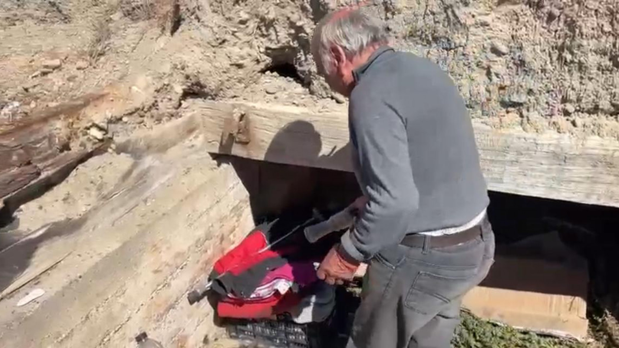 Un adulto mayor de 82 años vive debajo de un muelle en Caleta Olivia y busca a su hijo que residen en el Máximo Abásolo en Comodoro