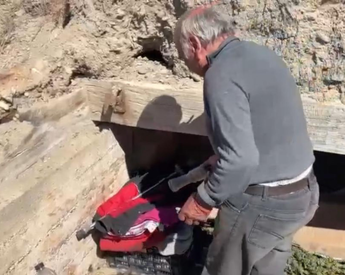 Un adulto mayor de 82 años vive debajo de un muelle en Caleta Olivia y busca a su hijo que residen en el Máximo Abásolo en Comodoro