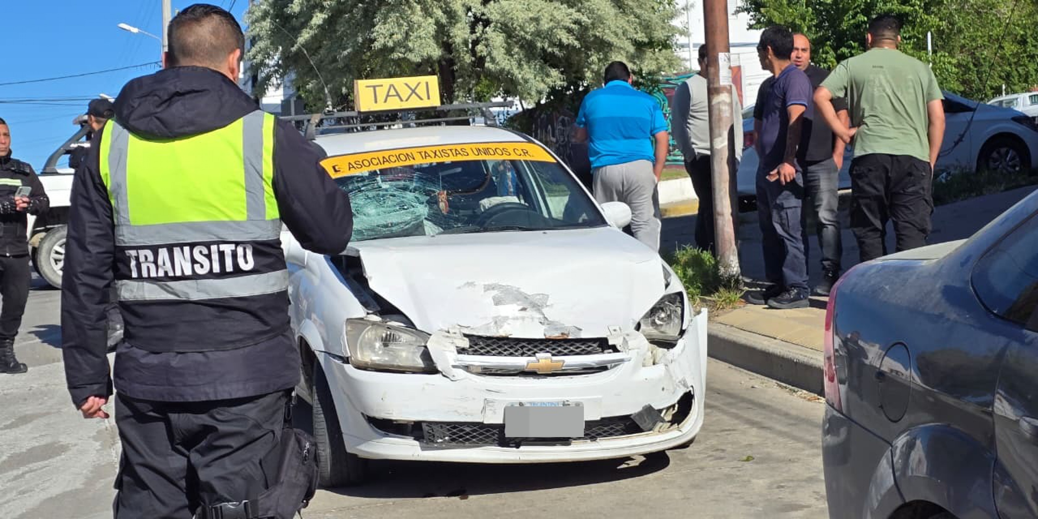 Fuerte choque entre un taxi y un auto en Comodoro