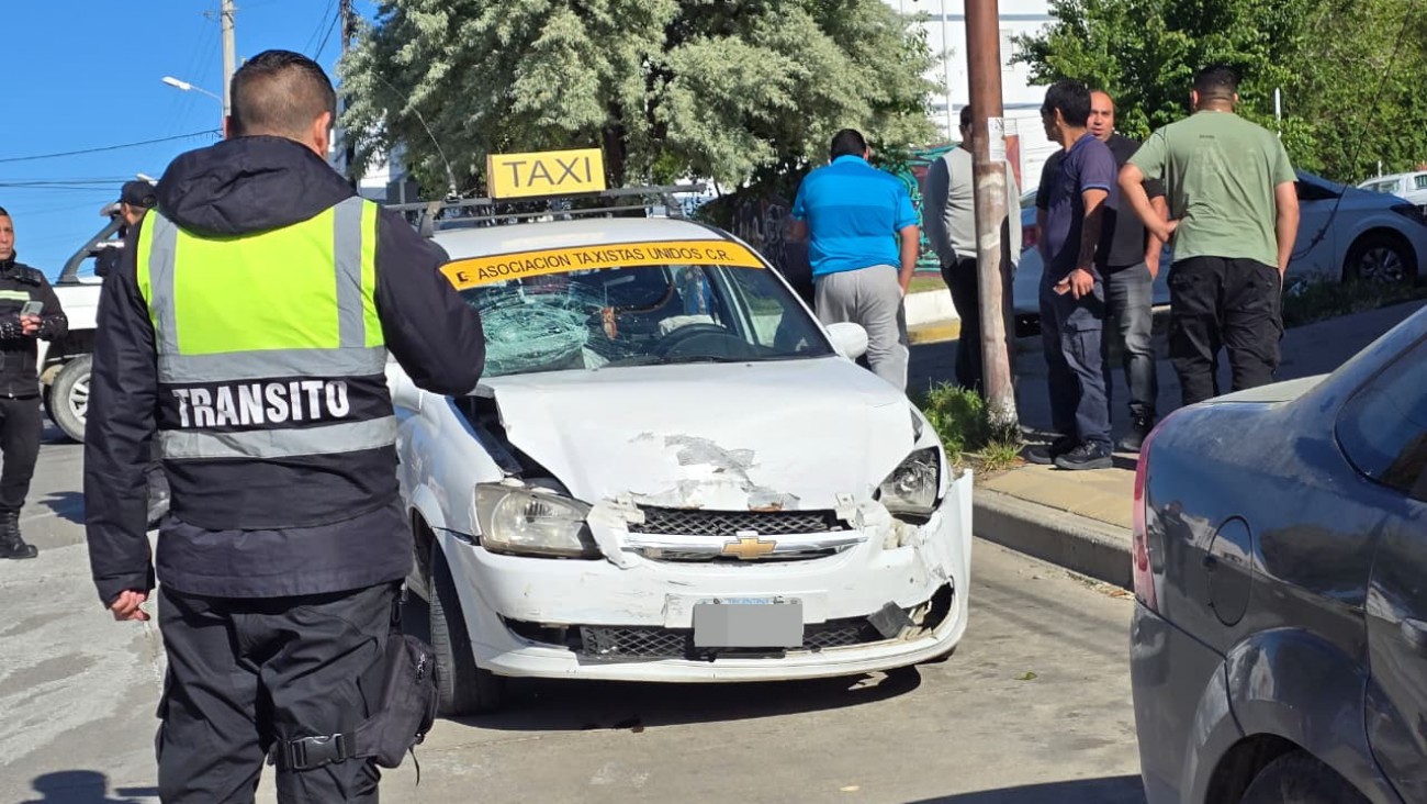Fuerte choque entre un taxi y un auto en Comodoro
