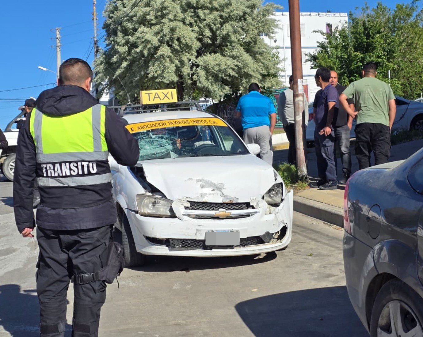 Fuerte choque entre un taxi y un auto en Comodoro