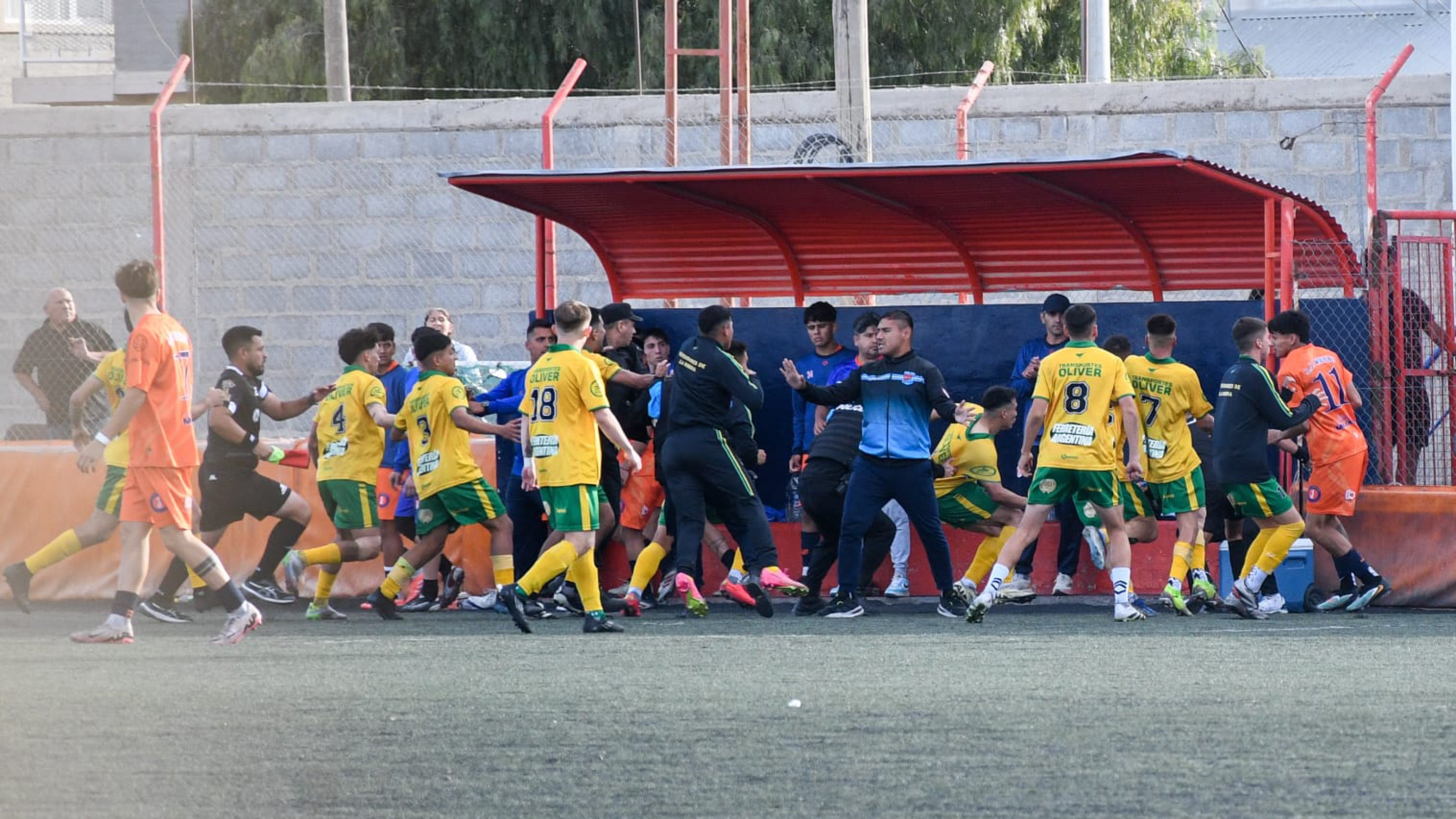 Graves incidentes en la Liga del Valle: un árbitro y un asistente agredidos tras el partido entre La Ribera y J.J. Moreno