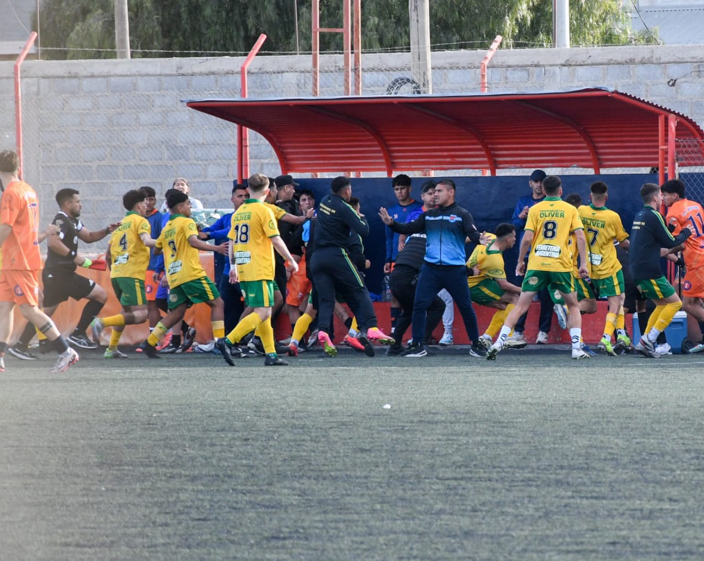 Graves incidentes en la Liga del Valle: un árbitro y un asistente agredidos tras el partido entre La Ribera y J.J. Moreno
