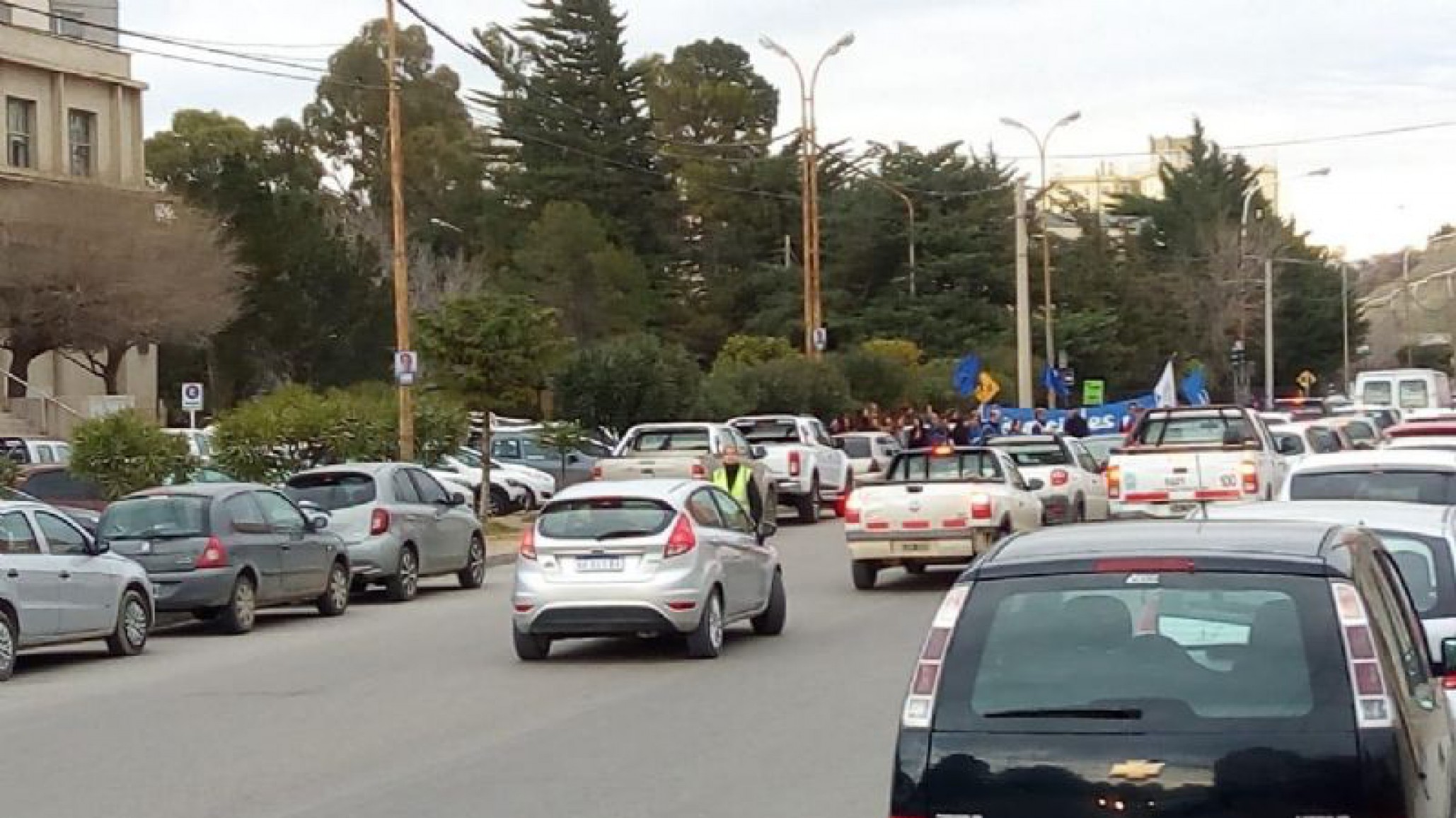 Judiciales junto a funcionarios reclaman su salario y cortan media calzada